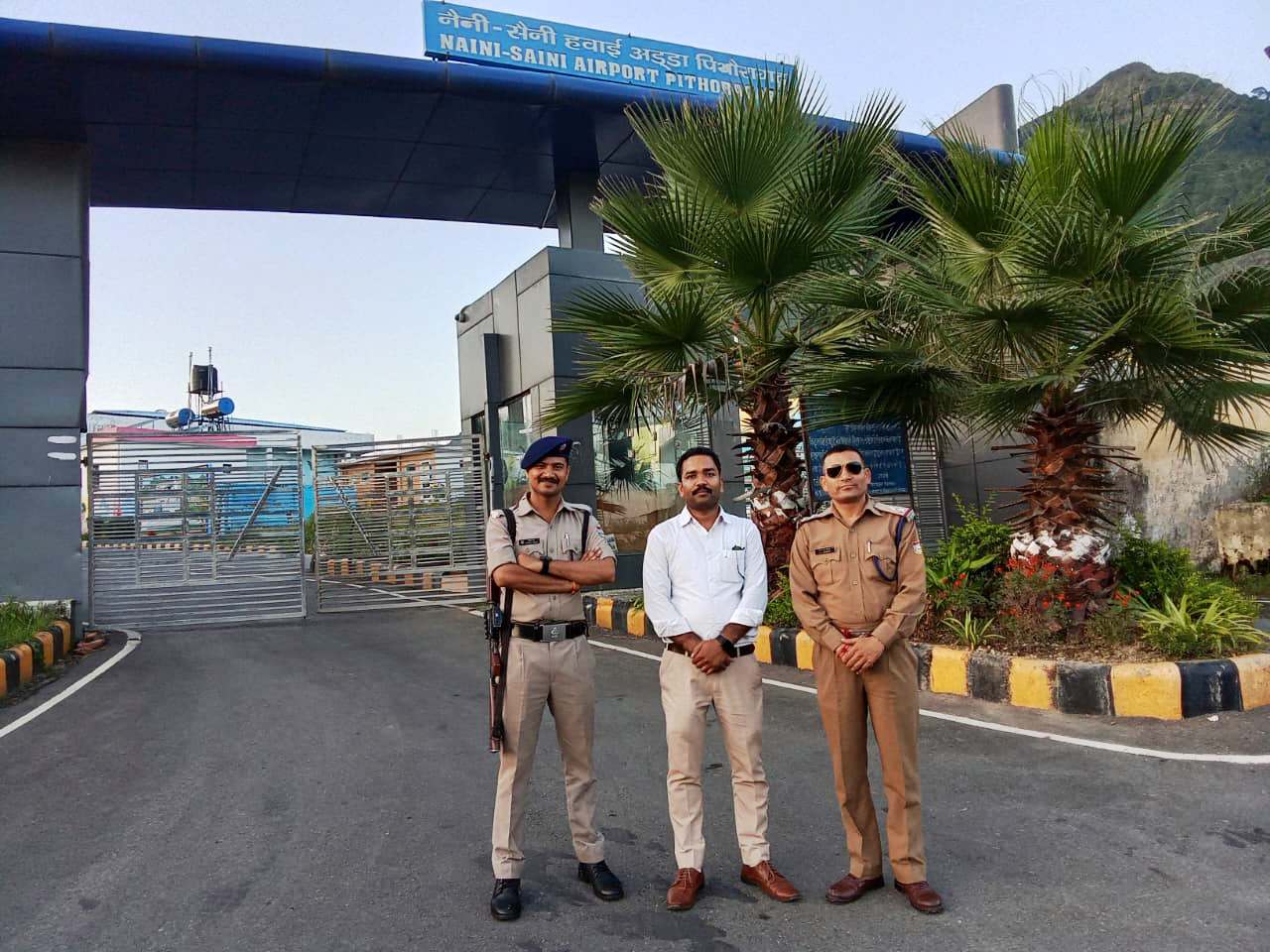 पिथौरागढ़ मे हमारी, विमानपत्तन और यात्रियों की सुरक्षा हेतु  तैनात बहादुर पुलिसकर्मियों के साथ