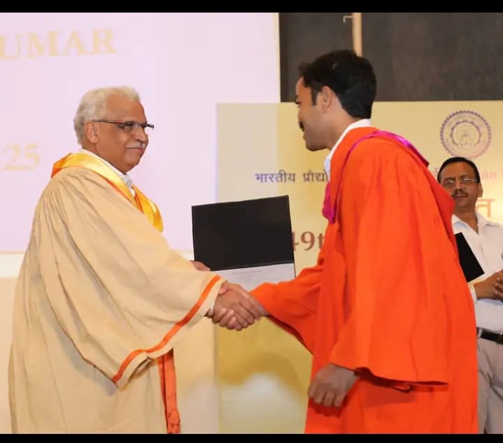 आई आई टी दिल्ली मे एमएससी (भौतिकी) की उपाधि लेते वक़्त 2018