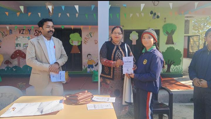 वात्सल्यम विद्यास्थली स्कूल, पिथौरागढ़ की एक छात्रा मनस्वी भट्ट को बाल जिज्ञासा पुस्तिका की एक प्रति प्रदान करते हुए |