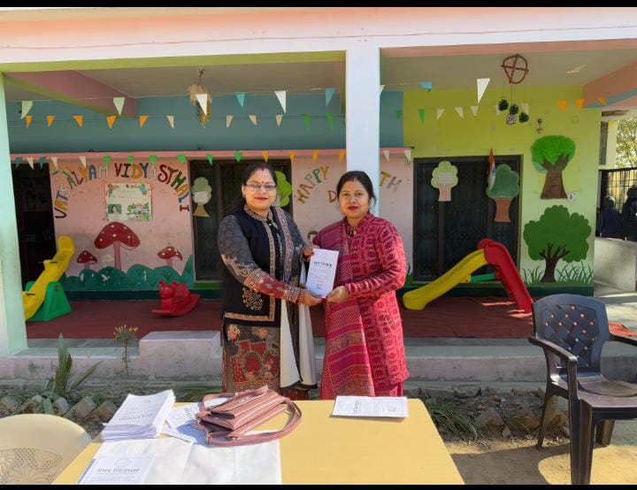 मेरी धर्मपत्नी आरती जी वात्सल्यम विद्यास्थली स्कूल की शिक्षिका महोदया को बाल जिज्ञासा पुस्तिका की प्रति भेंट करते हुए |