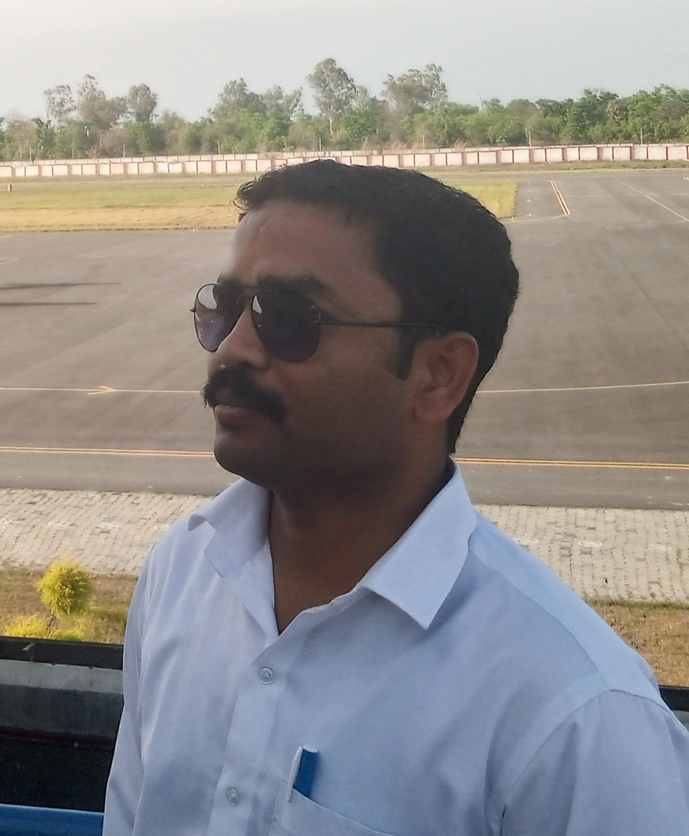 पंतनगर एयरपोर्ट पोस्टिंग के दौरान, खुशनुमा धूप के वक़्त