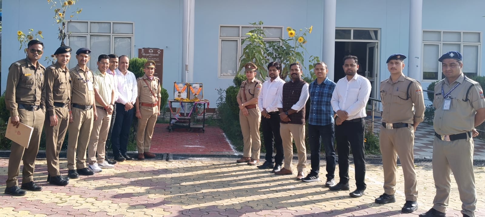 गाँधी जयंती और लाल बहादुर जयंती के अवसर पर दोनों महापुरुषों के जीवन से मिली सीख को याद कर उन्हें जीवन में उतारने की शपथ के बाद, नैनी सैनी हवाई अड्डा पिथौरागढ़