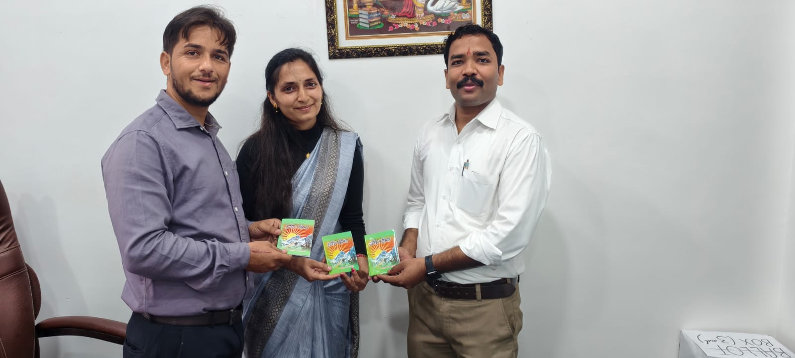 आइकॉन पब्लिक स्कूल पिथौरागढ़ के समर्पित प्रधानाचार्य और शिक्षकों को अध्यात्मिक पुस्तिका भेंट की ताकि इन शिक्षाओं को भी बच्चों के साथ साझा कर उन्हें और मजबूत किया जा सके