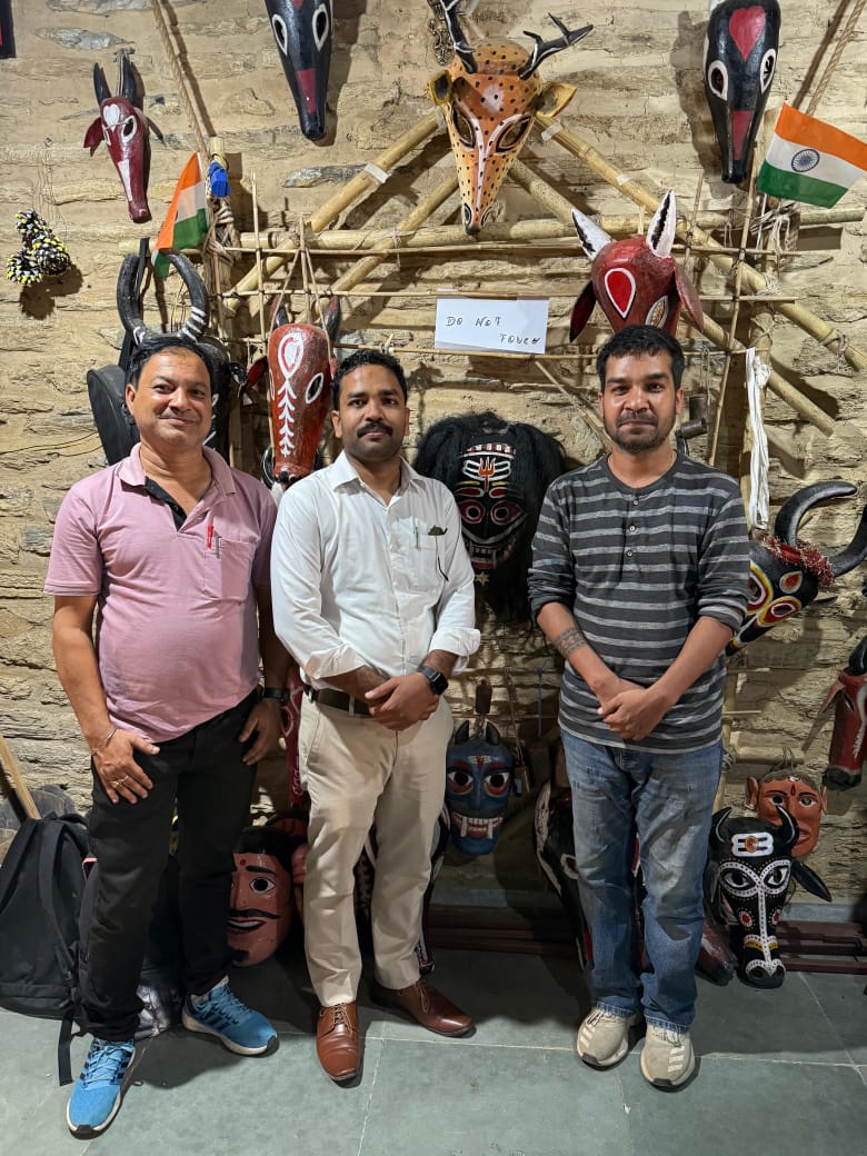 भाव राग ताल नाट्य अकादमी पिथौरागढ़ मे एक जागरूक और संवेदी समाज के लिए नाट्य कला की जरूरत और महत्व को निदेशक श्री कैलाश जी द्वारा समझने हेतु भ्रमण के दौरान |