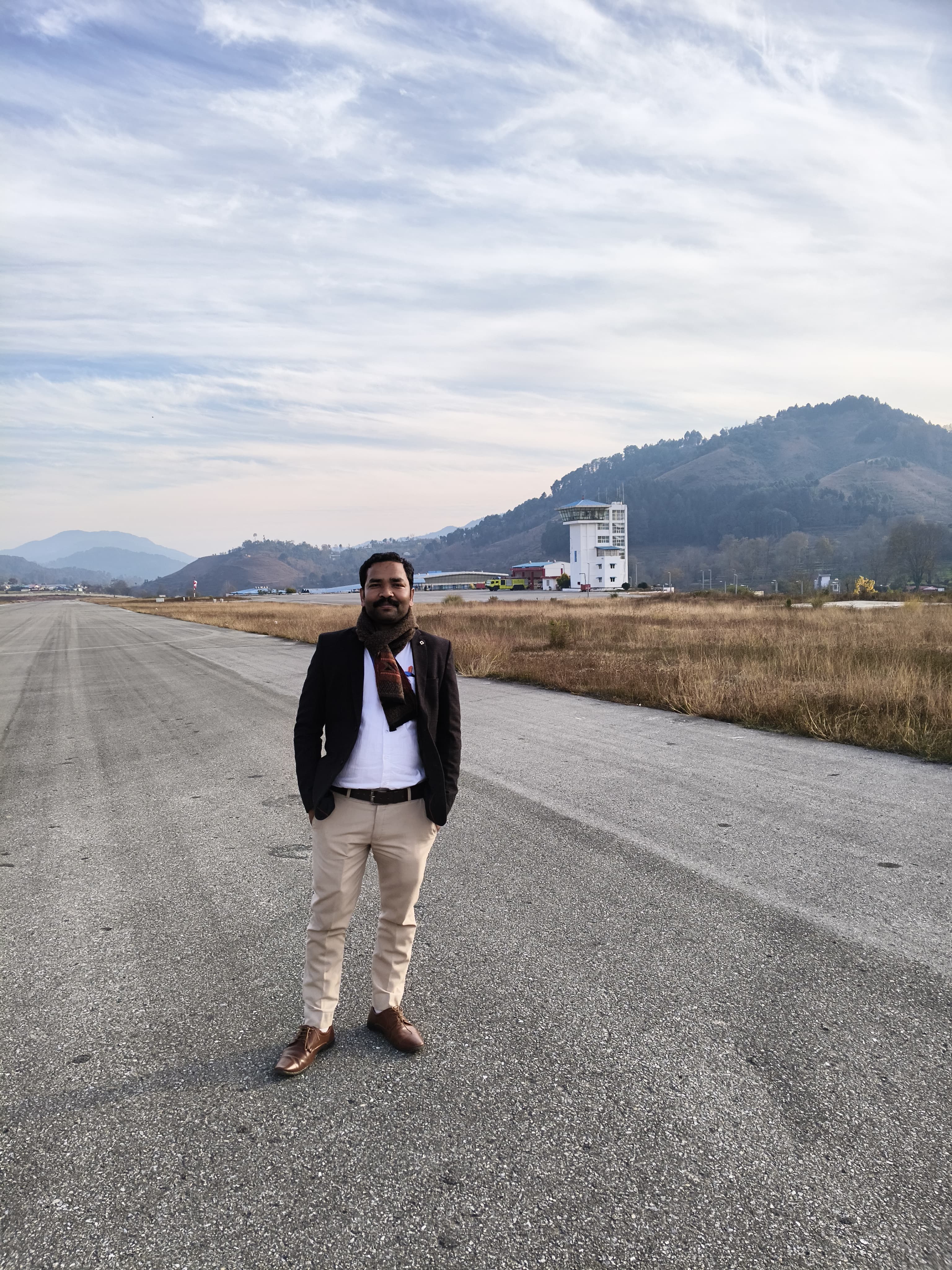 पिथौरागढ़ हवाई अड्डा, पृष्ठिभूमि में नियंत्रण टावर