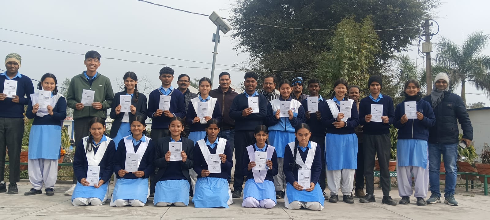 शांतिपुरी ऊधम सिंह नगर, उत्तराखंड के एक स्कूल में भौतिकी से दोस्ती कराने को लेकर लिखी गयी एक पुस्तिका के साथ, देश के नौनिहाल