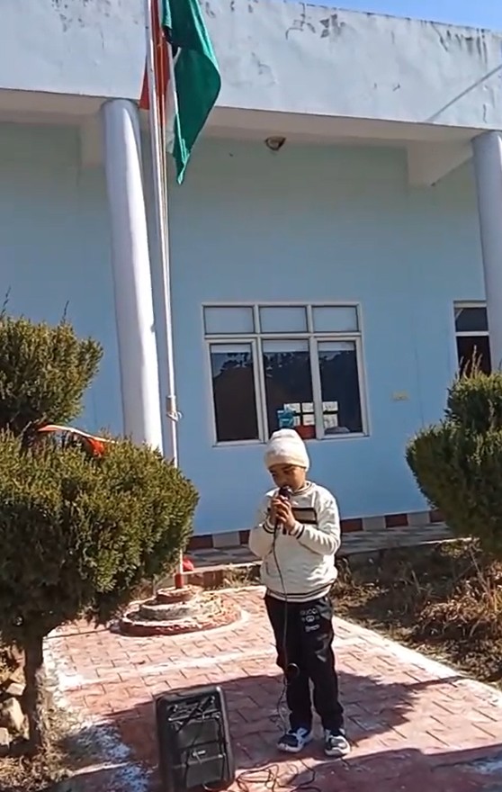 पिथौरागढ़ विमानपत्तन पर हमारे देश के 77वें गणतंत्र दिवस समारोह के अवसर पर बेटे को अपनी अभिव्यक्ति के लिए तैयारी के क्रम में